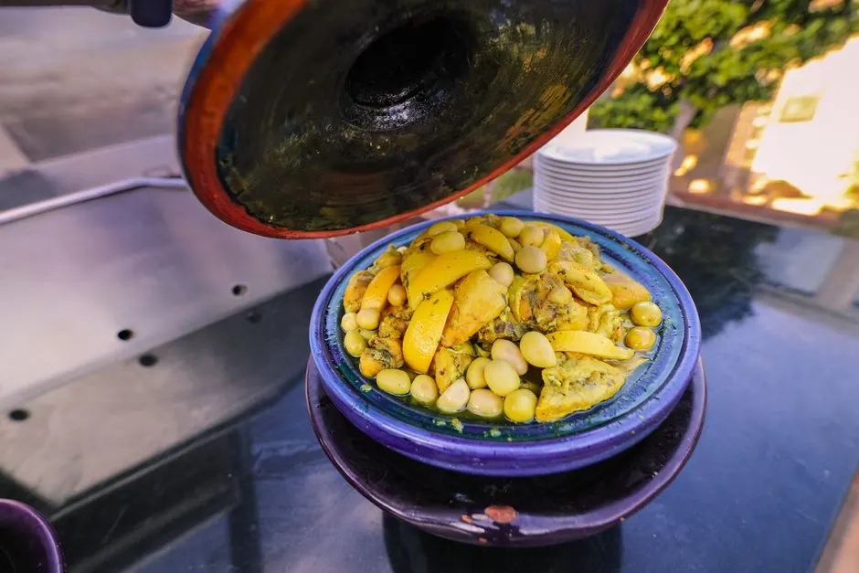Tajine de poulet aux citrons confits et olives, sauce dorée, plat marocain